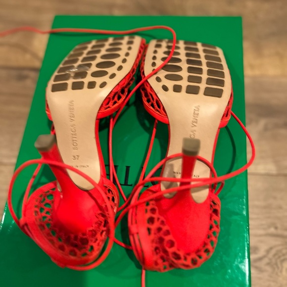 Bottega Mesh Red Heels - Picture 4 of 4